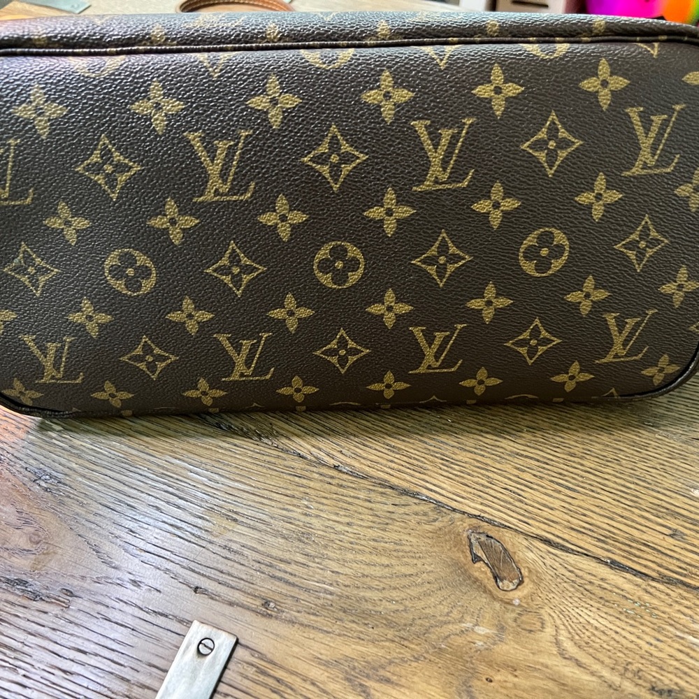 Louise Vuitton Iconic bag, original box + dust bag